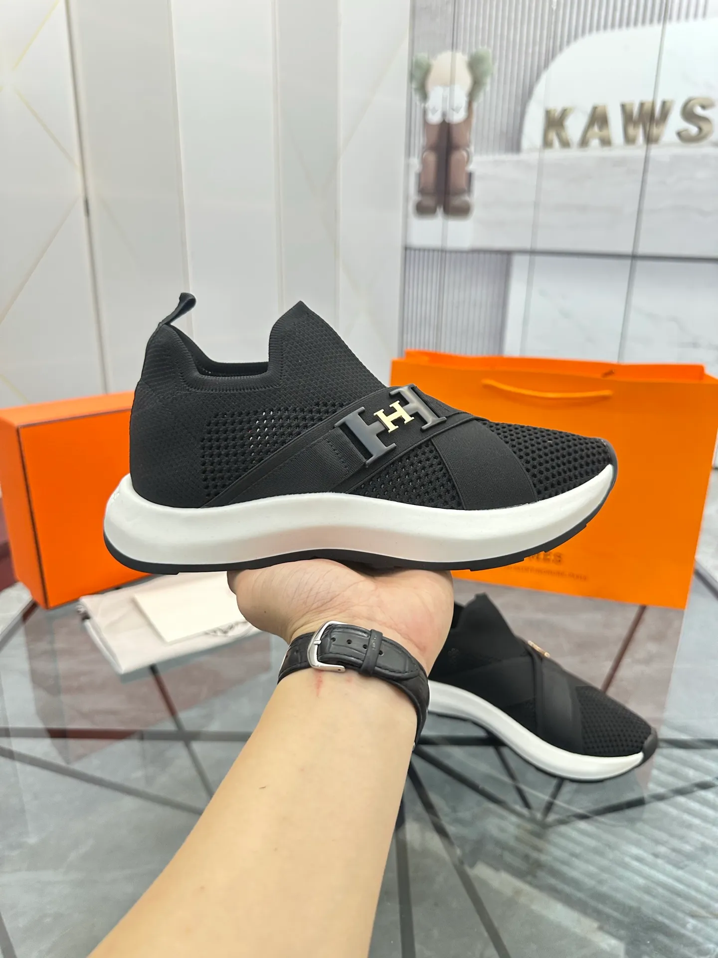 Men's shoes: 💰P620¥ High-end top quality Product trademark: Hermes *"Hermès*" low-top casual shoes Regular size: 38-45 (can be customized to 46) Product materials: Upper imported from the counter original fly weave, breathable lining, cowhide foot pads, original outsole. No.: 001